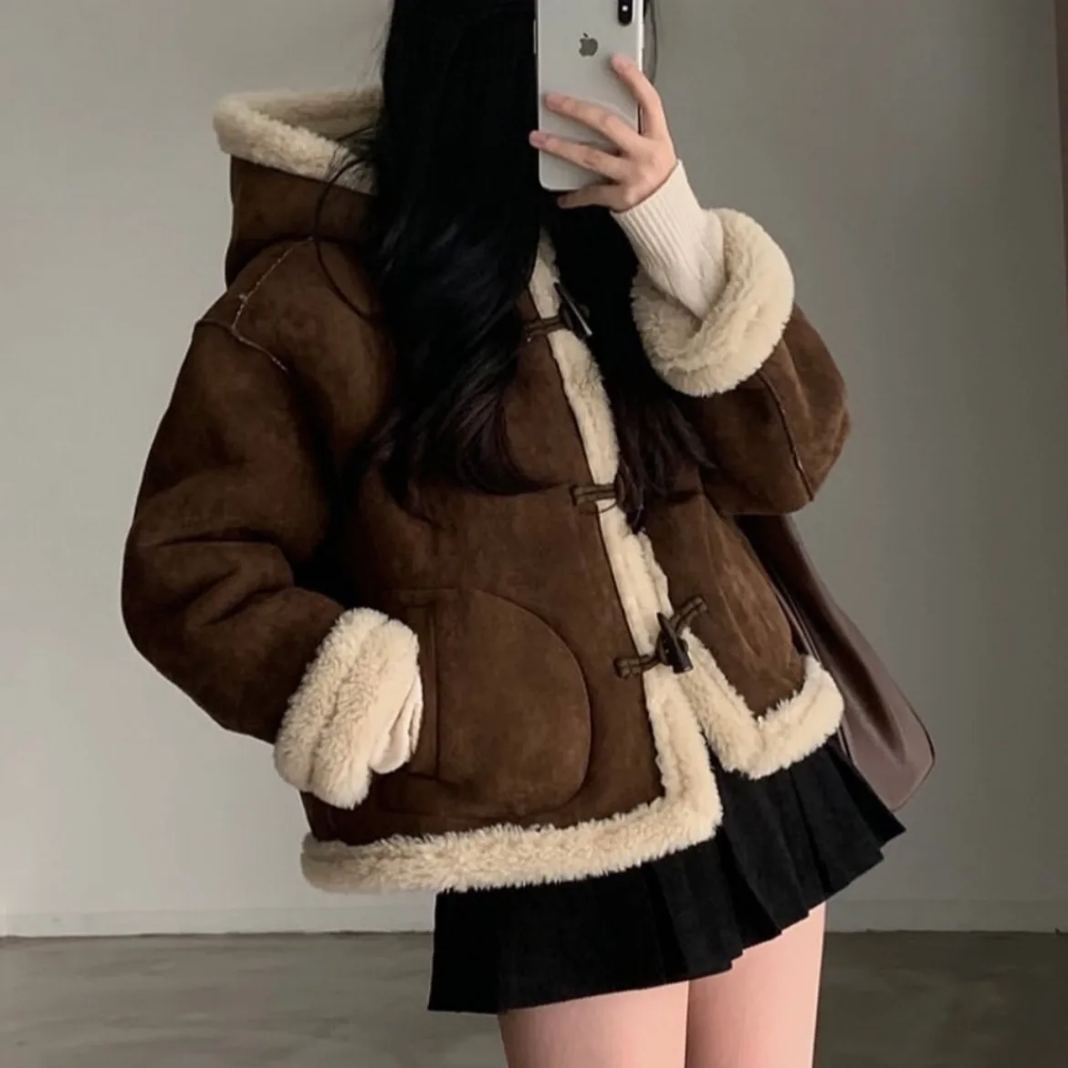 เสื้อโค้ทผู้หญิงสไตล์ชิคสำหรับฤดูใบไม้ร่วงและฤดูหนาว ผ้าฝ้ายออร์แกนิค แต่งขนเฟอร์และหนัง  แบบมีฮู้ด  ทรงสลิม  ใช้งานได้หลากหลาย  แขนยาว