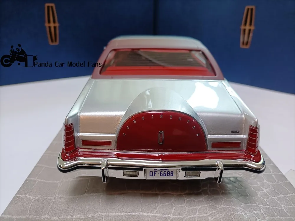 AMC 1/18 Lincoln Continental Limousine Model Lincoln Mark V 1979 Red and Silver Special Edition Ornament Decoration Collectible