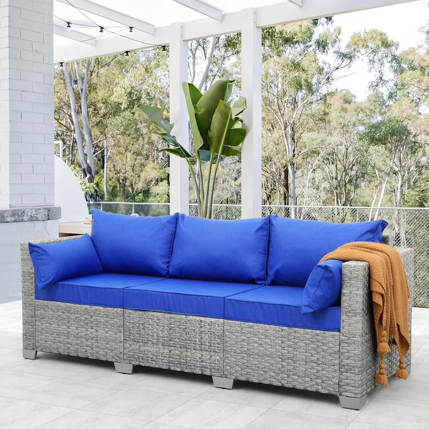 Sofá ao ar livre do pátio de vime com almofada azul, sofá do Rattan, assento profundo, mobília da varanda, assento da varanda, 3 lugares, cinza, jardim