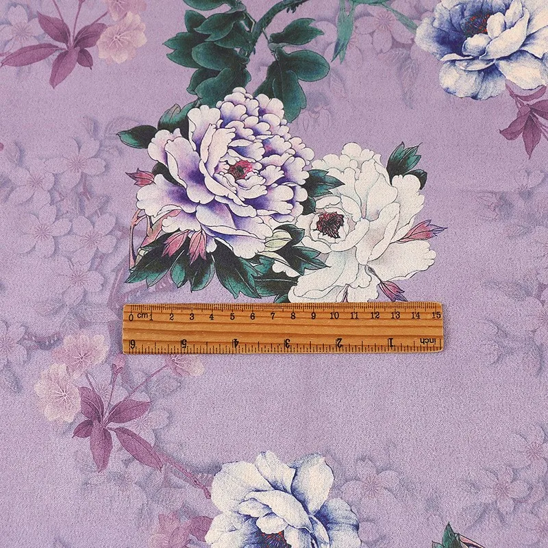 Leder- und Samtbedruckter Stoff für ältere Menschen mittleren Alters, handumwickeltes Cheongsam