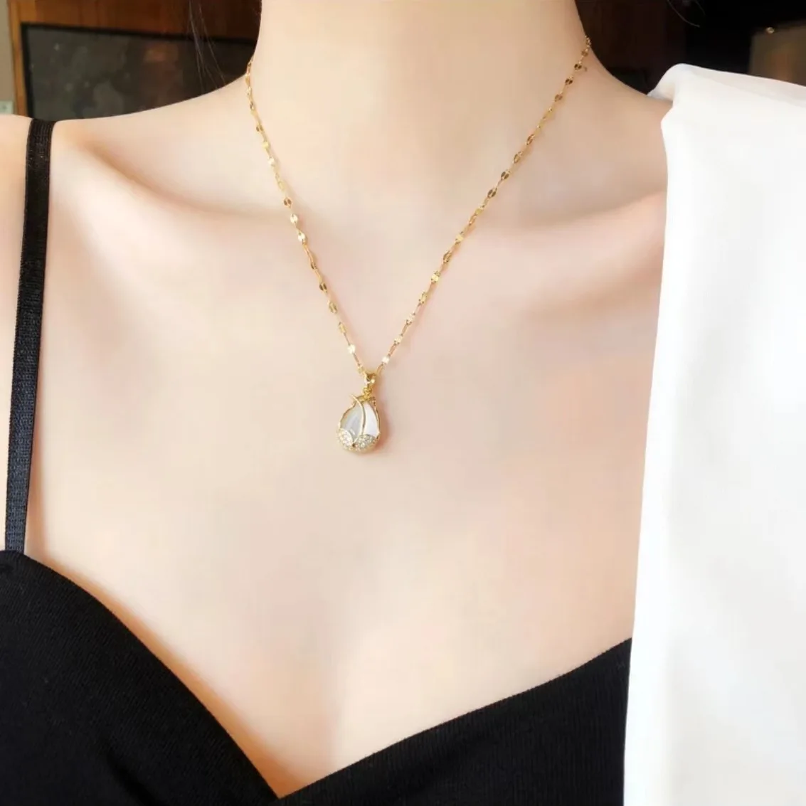 Nuova collana di tulipani opale catena di clavicola in acciaio al titanio con temperamento di lusso leggero