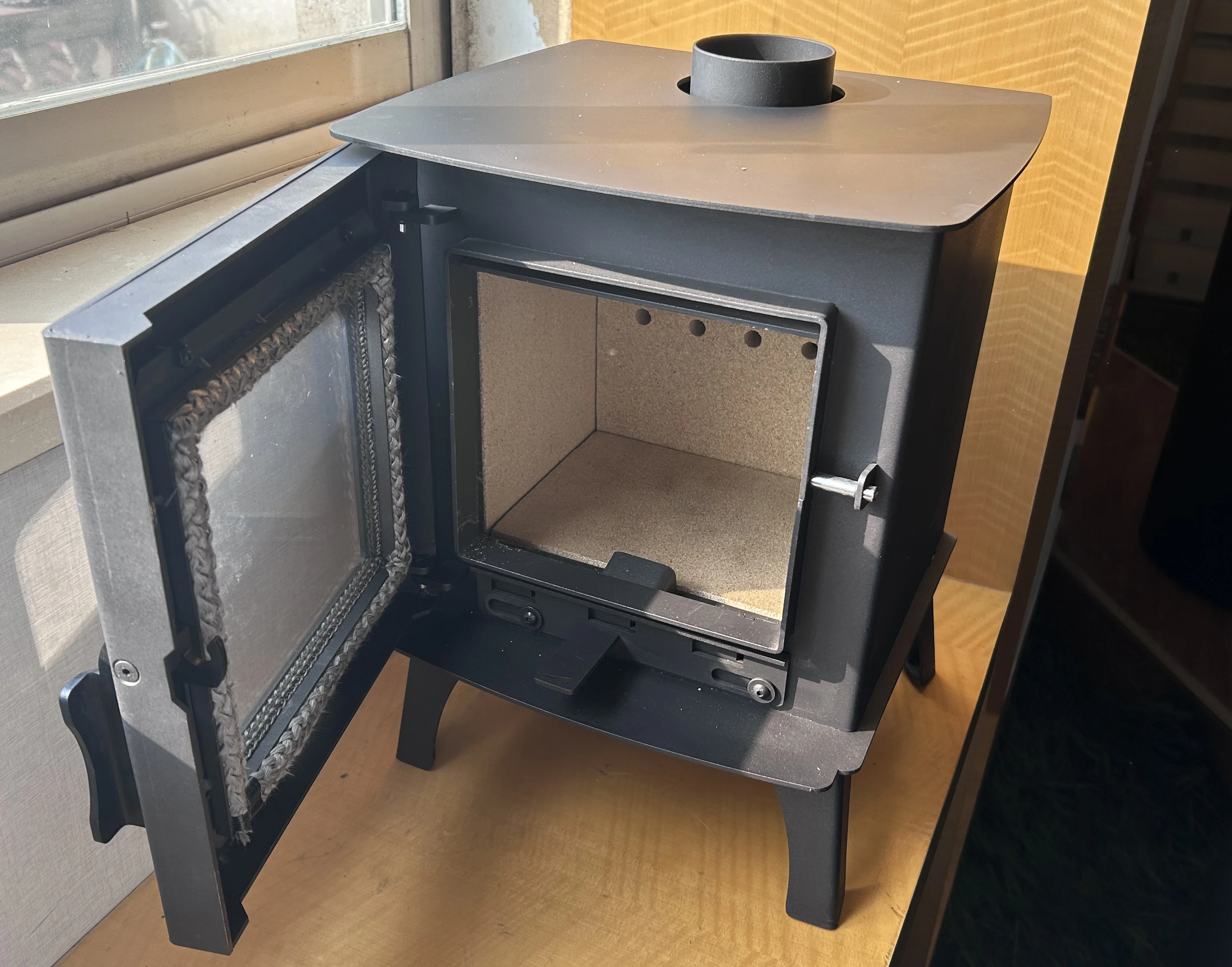 4KW Mini Wood Burning Furnace Heating Small Smokeless Freestanding Modern Small Wood Burning Furnace RV Tent Cabin
