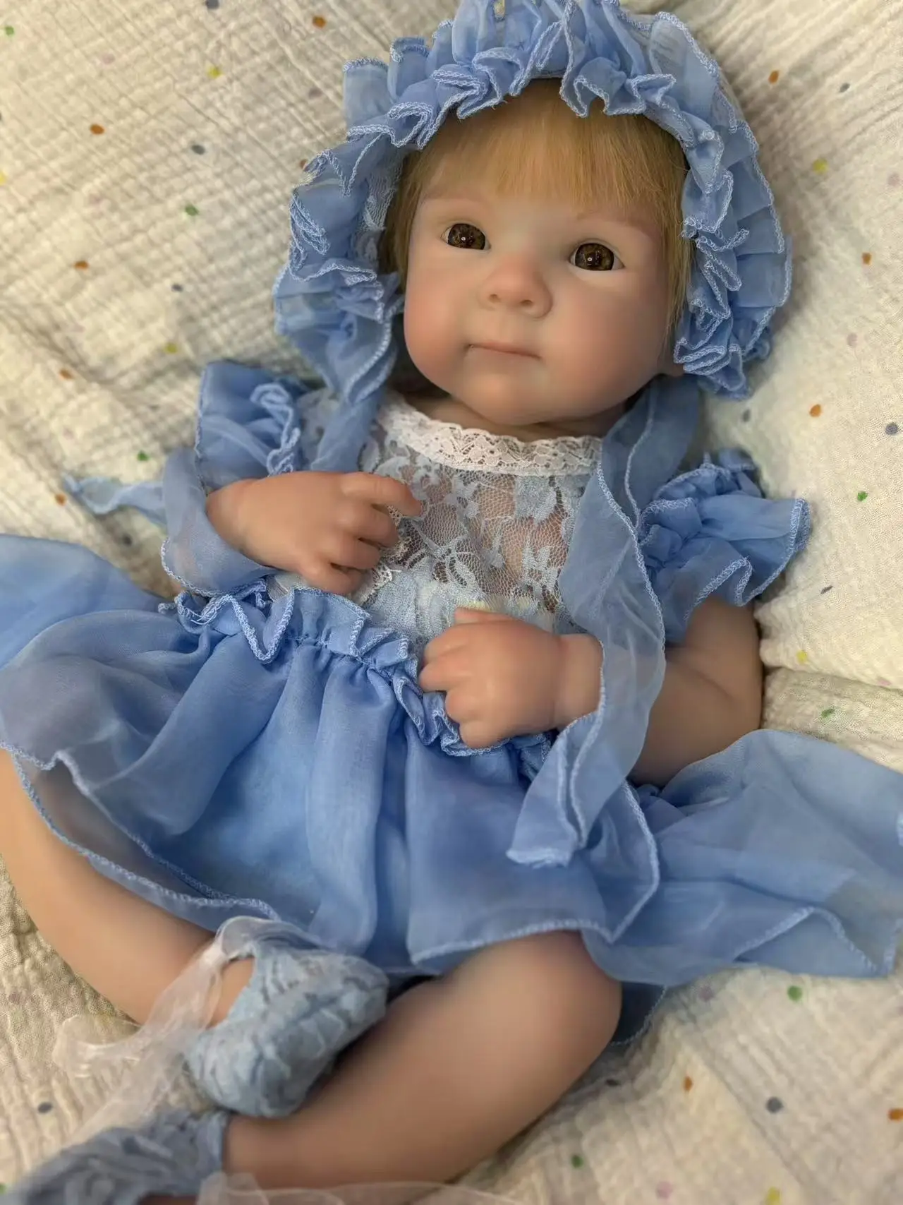 

18-дюймовая силиконовая кукла-реборн Бетти в синем кружевном платье из фатина с капюшоном и вшитыми светлыми волосами