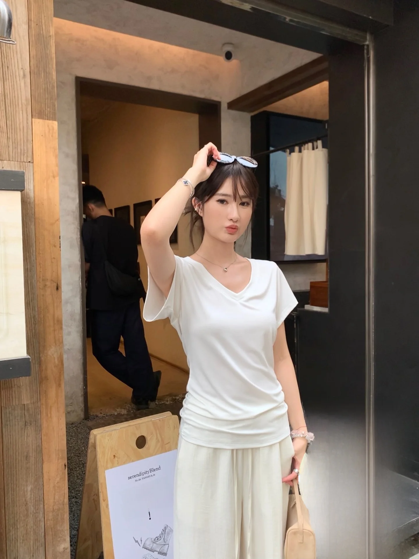 

Женская приталенная футболка White Studio с V-образным вырезом, однотонная, летняя, для повседневной носки, стандартной длины