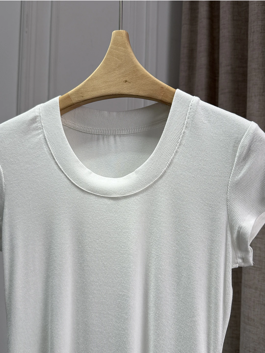 Slim Fit U-Neck Color T-Shirt - огляд і ціна Street Fashion Milan