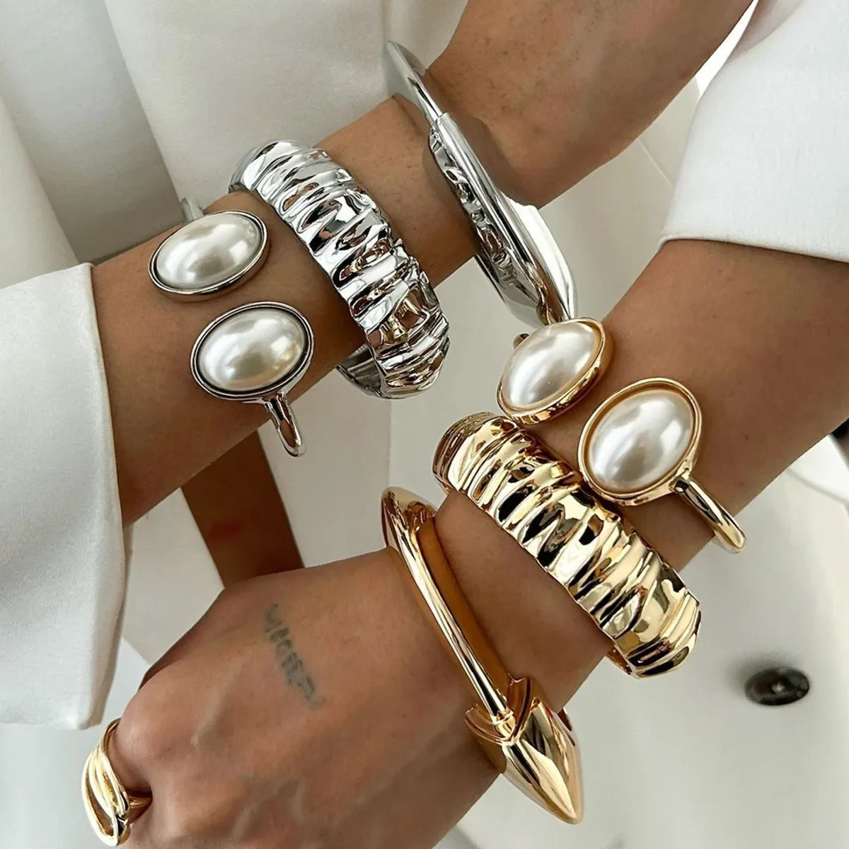 Salircon تصميم فريد من نوعه غير النظامية هندسية أساور معدنية للنساء أنيقة الكلاسيكية البيضاوي تقليد اللؤلؤ المفتوحة أساور مجوهرات