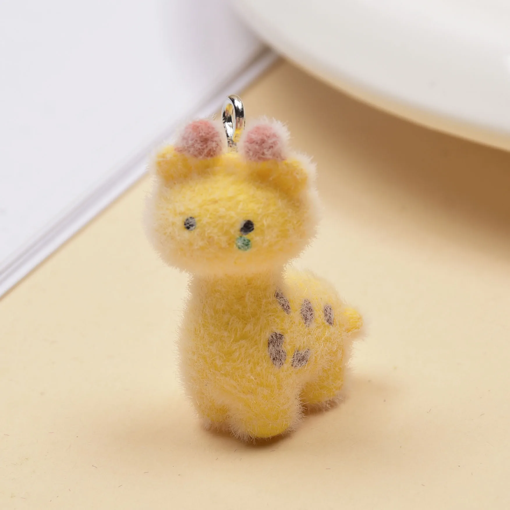 20pcs 3D Flocking resin giraffe Charms Cartoon animal Doll Pendant for necklace Keychains DIY crafts Jewelry Accessories