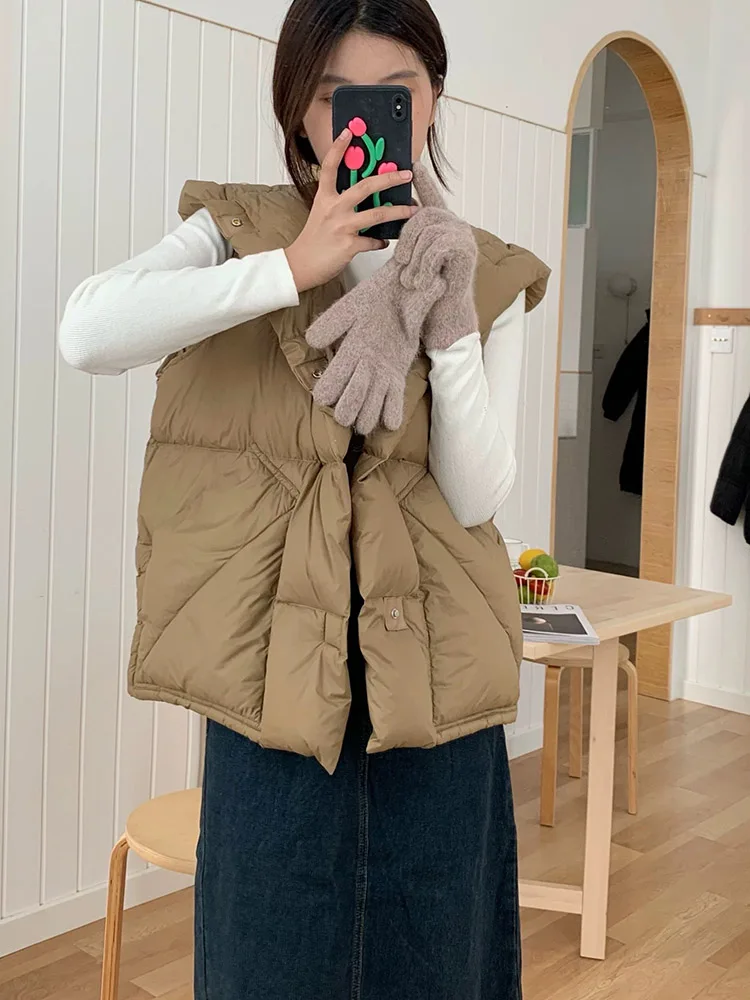 2025 Winter New Solid Down Vest Women Ultra Light Puff Thickened Fashion Hooded Design Sense White Duck Down Breadms Vest