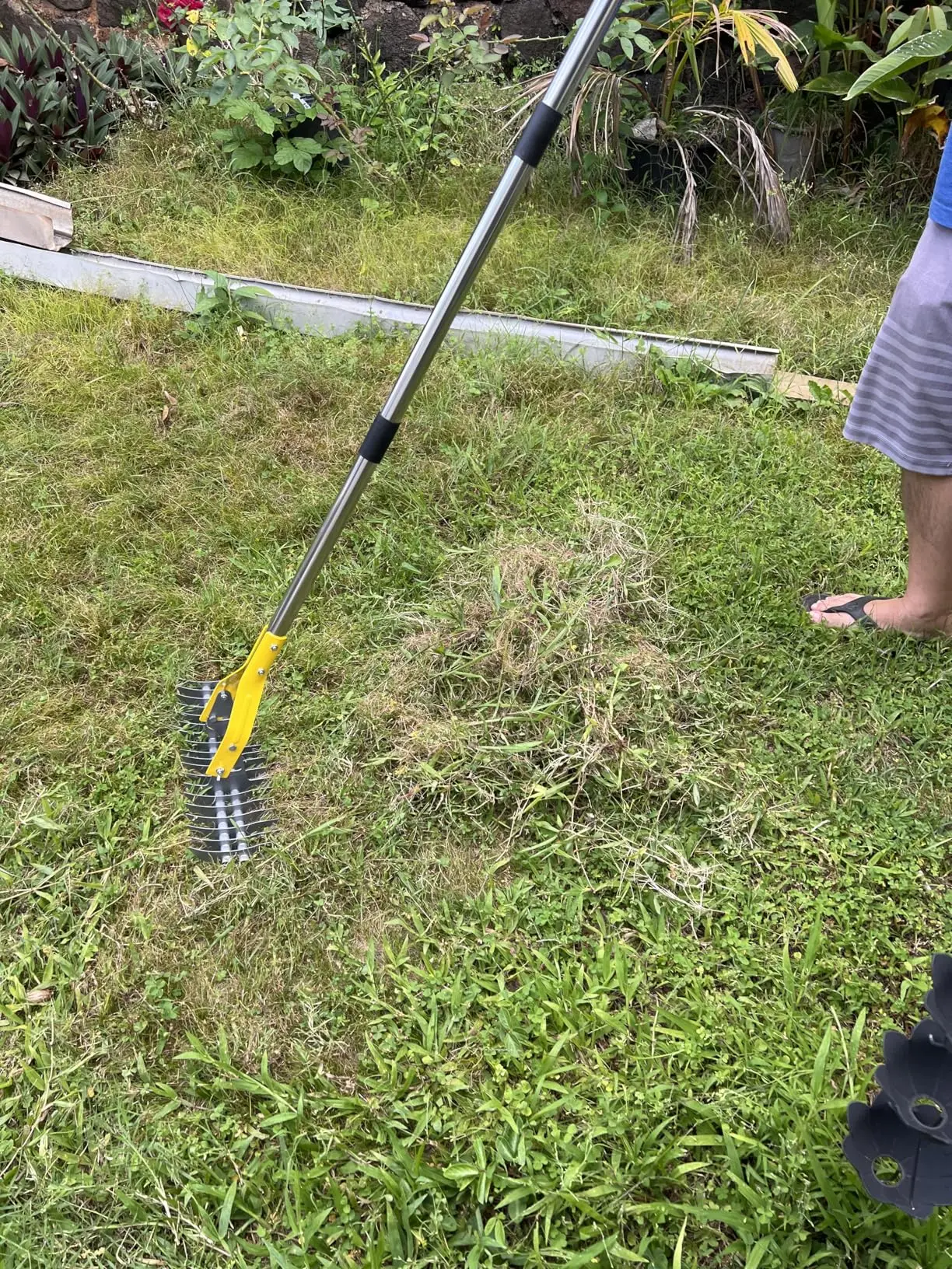 Grass Rake, Used for Cleaning Dead Grass 15inch Wide Lawn Grass Rake with Sponge Handle, High-Efficiency Metal Steel Lawn Weeder, Loose Lawn and Soil Grass Rake