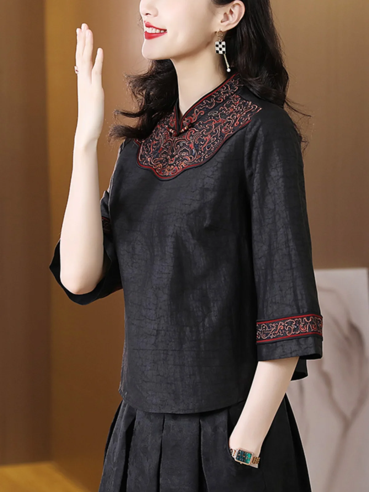 Haftowany top z jedwabiu marki Xiangyun dla kobiet w średnim wieku, idealny na wiosnę, do pracy, luźny krój, regularny krój, rękaw krótki.