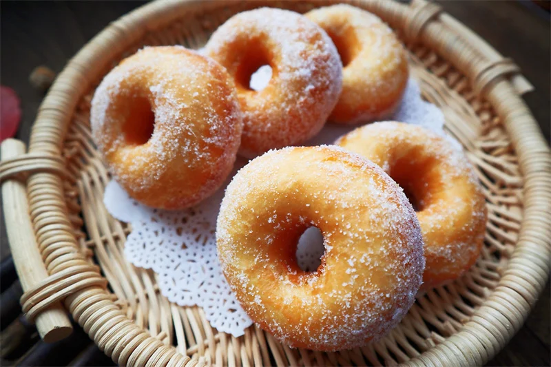 Komercyjna maszyna do robienia pączków 4-rzędowa mini frytkownica do pączków 2,8 kW Sprzęt do smażenia deserów Wysoka jakość