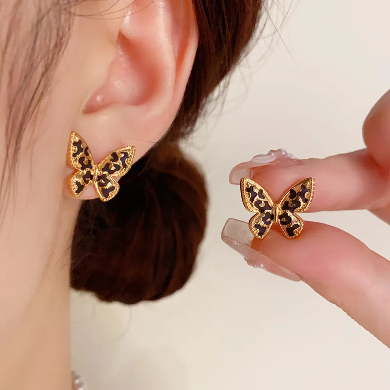 Anting-anting kancing kupu-kupu motif macan tutul logam Retro anting-anting jarum perak s925 baru musim gugur musim dingin modis dan sederhana
