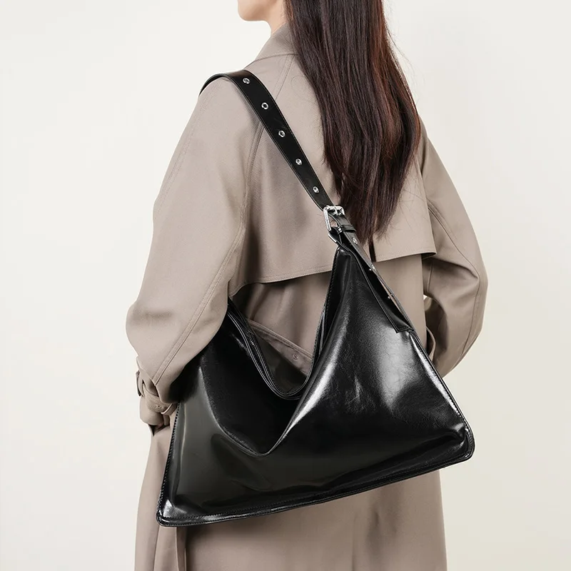 

New envelope bag wide shoulder strap lightweight niche retro shoulder bag 2024 versatile soft leather cowhide tote bag commuter