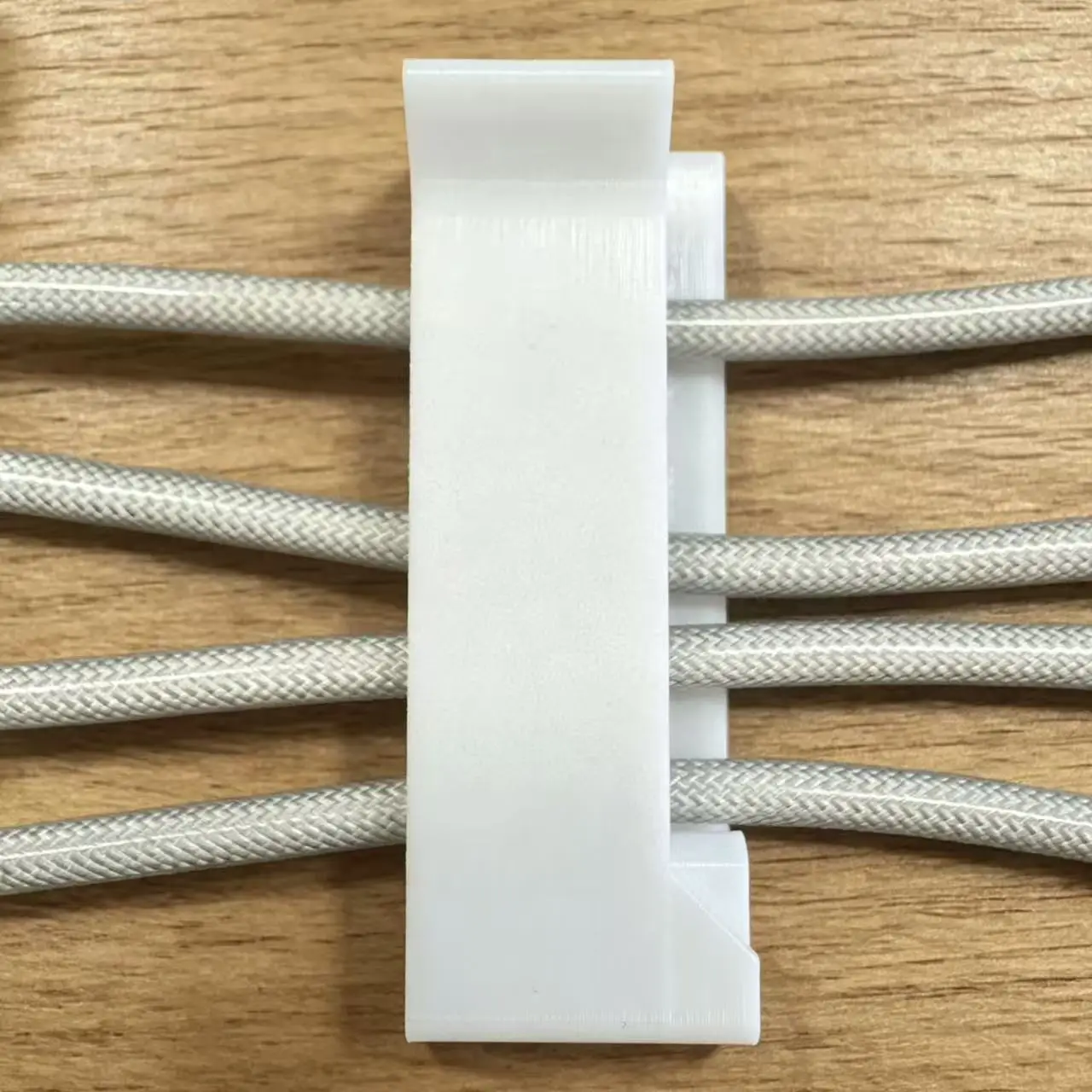 Desktop Data Cable Clip, No-Punch Cable Organizer, Anti-Tangle Gadget for Computer Charging Cables