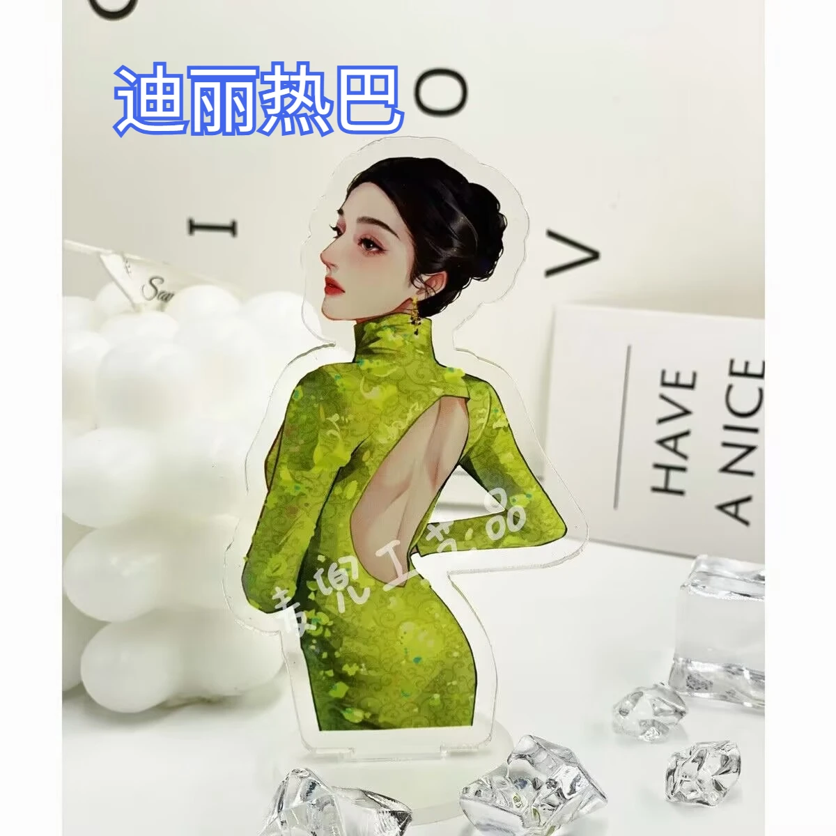 

Звезда Дилкраба, стоящий знак с новым Cheongsam без спинки, созданный оригинальным настольным дисплеем для поддержки.