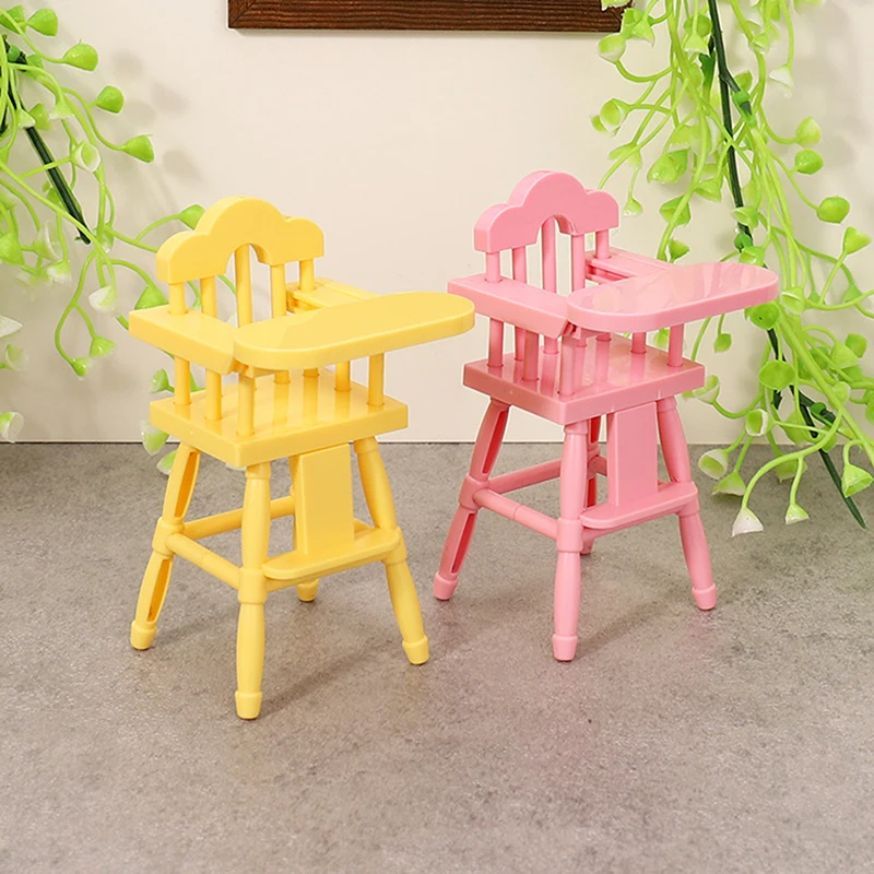 Juego de rol para niños: muñeca bebé en miniatura, cochecito de juguete y mesas de comedor