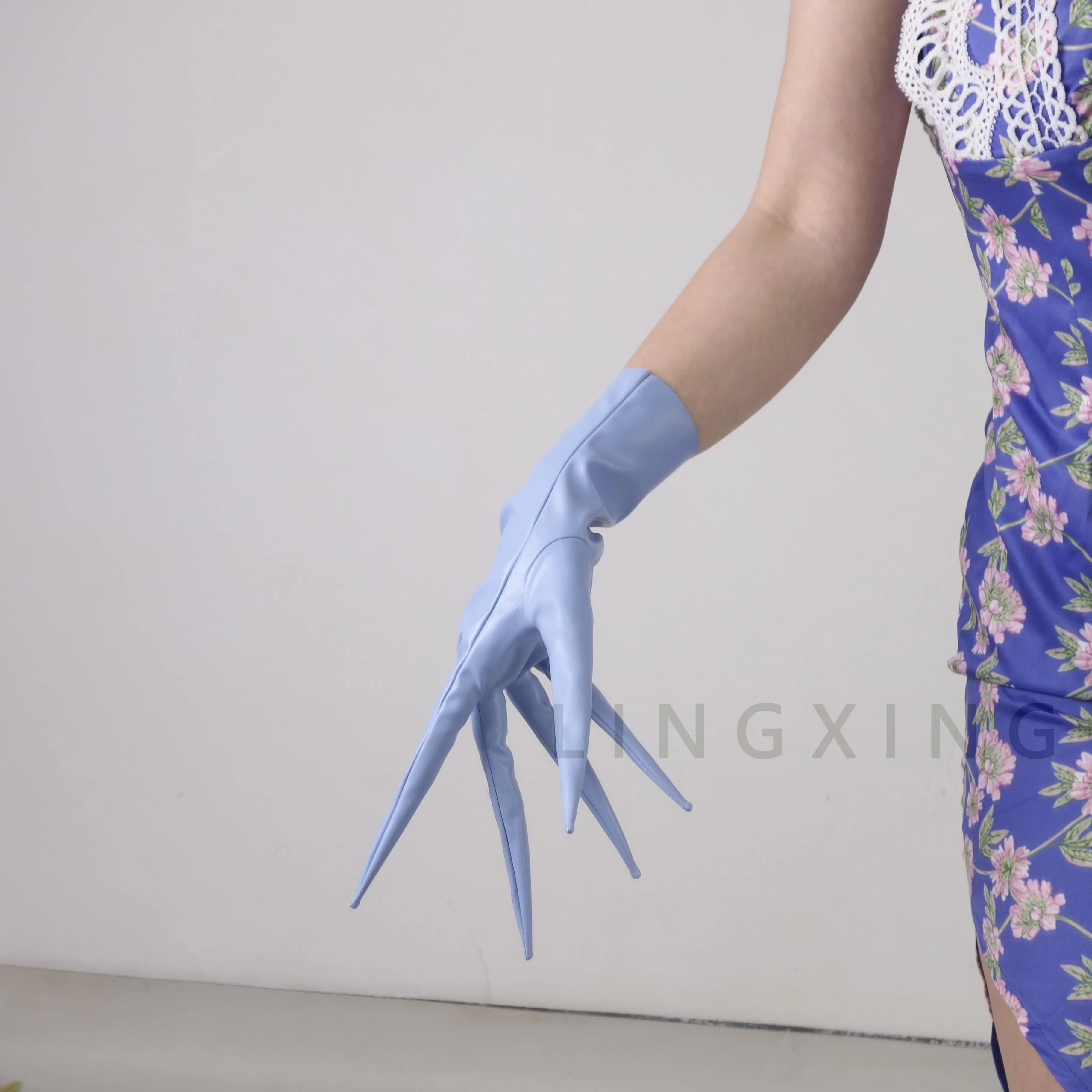 35 cm 14 Zoll spitze Fingerhandschuhe aus patentiertem Kunstleder PU mit langen Spikes an den Schultern, Armwärmer, glänzend schwarz, Pfoten-Drachenknöchel-Design – Detail 30