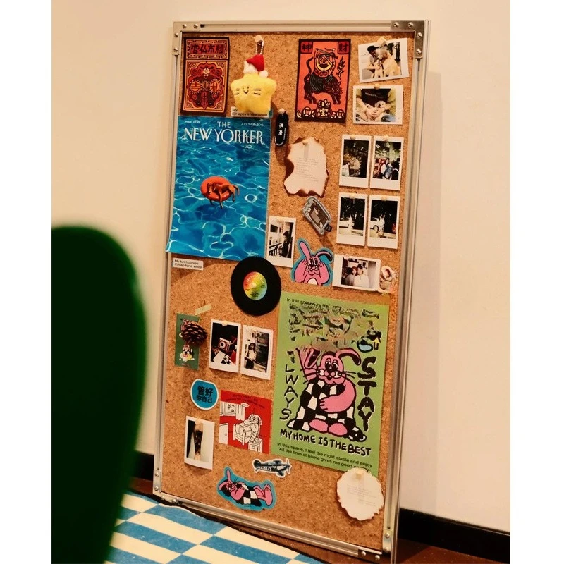Aluminum profile cork photo stand Floor-to-ceiling display stand Studio cultural goods storage against the wall Decorative shelf