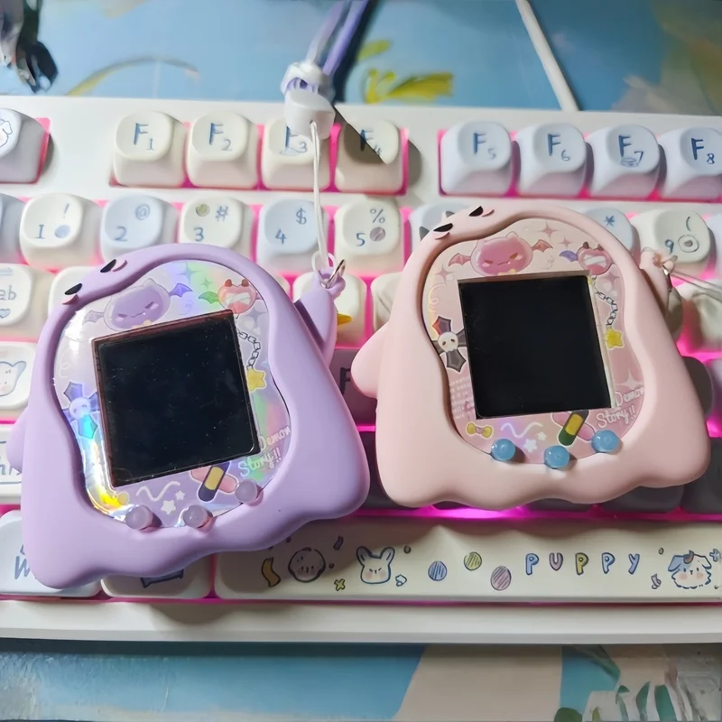Disponibile Bandai Tamagotchi Uni Electronic Pet Purple Little Devil Custodia protettiva in silicone con adesivi e cinturino da polso