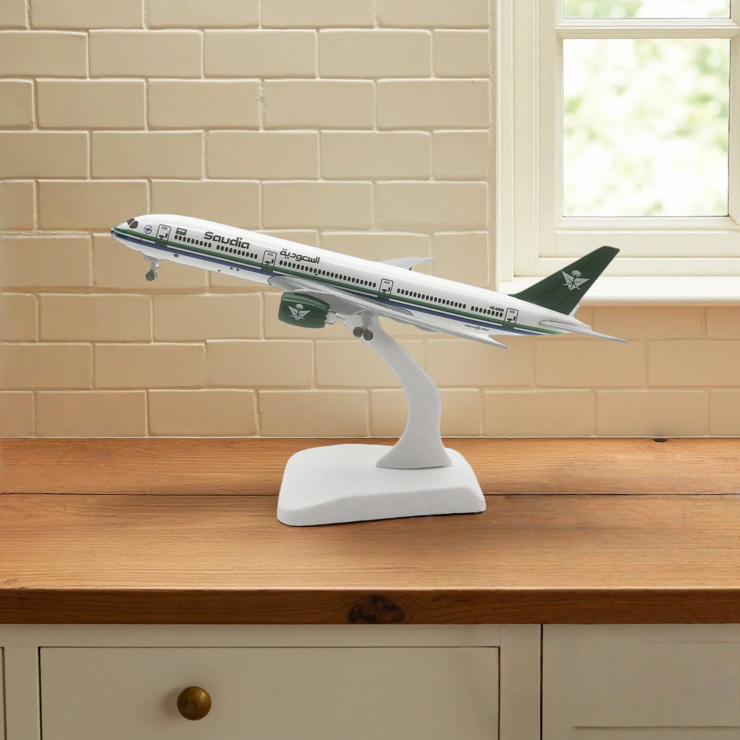 

20CM SAUDI Airline Airplane Model Toy 787 B787 Aircraft Plastic Metal Replica Plane Model Collection toys aircraft for children