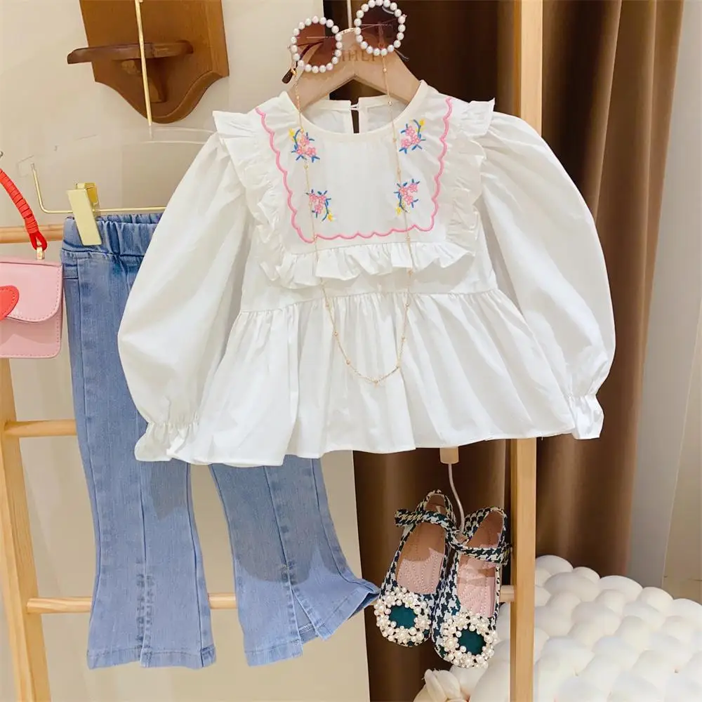 

2024 Spring And Autumn Season New Girl Cute Embroidered Doll Shirt With Split Jeans Two Piece Set