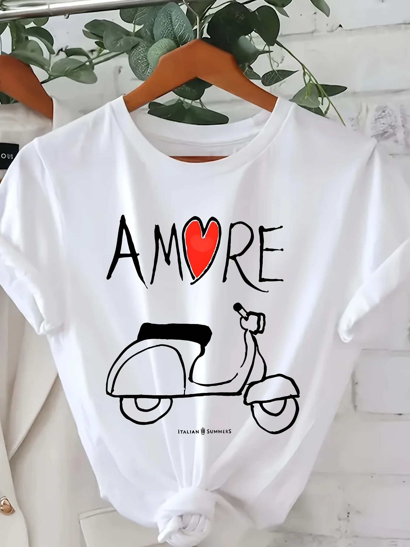 Una maglietta casual da donna a maniche corte girocollo con skateboard nero e stampe con motivo a cuore rosso