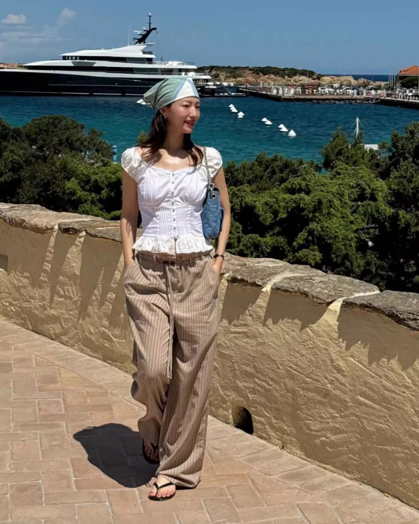 

Свободные повседневные брюки в полоску с завязками на талии. Прямые брюки с высокой талией. Простой дизайн. Удобные летние новые брюки.