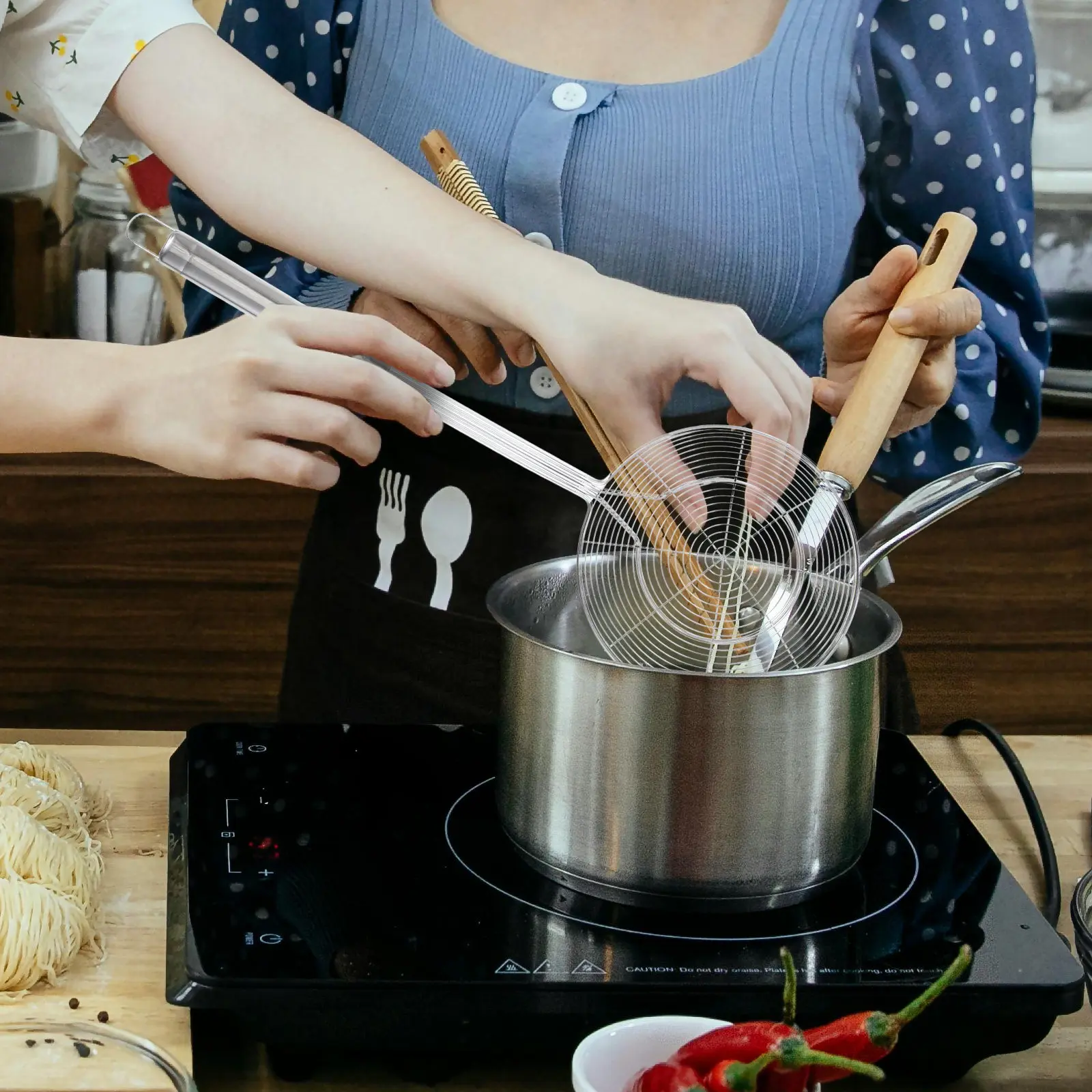 Premium Stainless Steel Wire Skimmer Spoon with Extra Long Handle Colander Design for Fried Food Wonton Poached Eggs Cooking