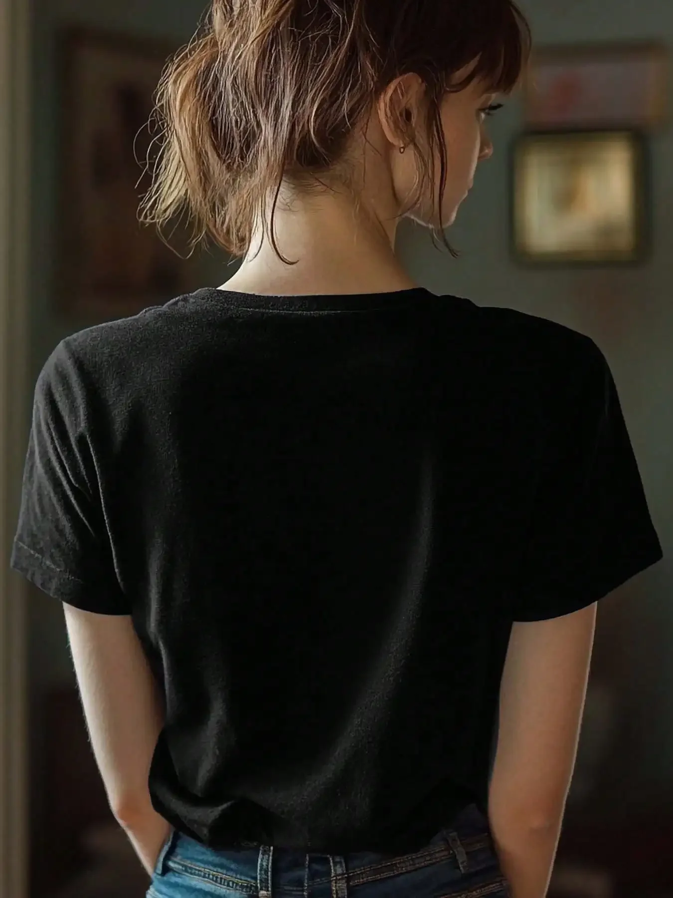 تي شيرت نسائي ناعم بطبعة حصان تجريدية نابضة بالحياة - أكمام قصيرة، رقبة دائرية، مقاس مريح وكاجوال