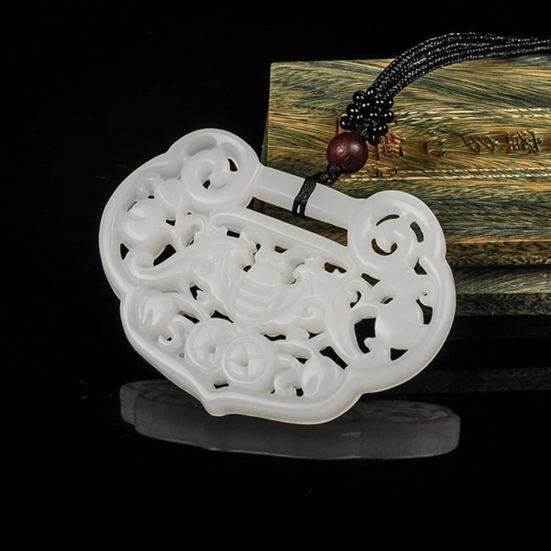 Hetian Fu 흰색 양면 중공 나비 잠금 펜던트, 눈 앞 펜던트