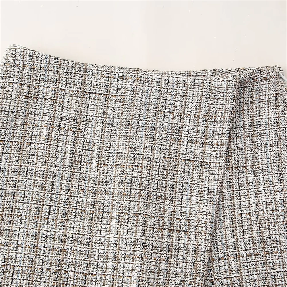 In De Zomer Van 2004 Was De Wollen Textuur Van De Nieuwe Dames Asymmetrische, Slanke En Elegante Rokbroek.