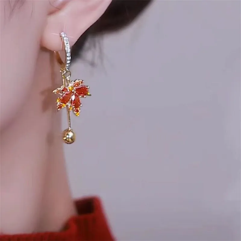 Exquisite rote Strass Zirkon Ahornblatt Ohrstecker für Frauen Vintage Persönlichkeit Kristall Ohrring Herbst Winter Charm Schmuck – Detail 5