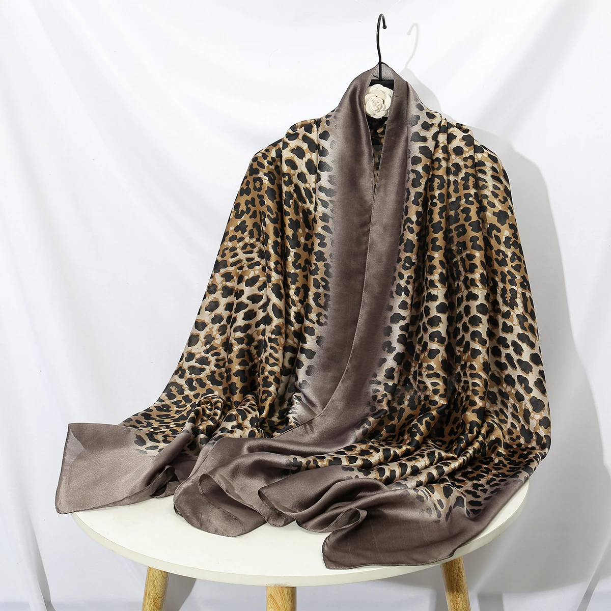 2025 novo lenço de cetim de seda com estampa de leopardo longo xale designers de luxo cachecol fosco cetim lenço de seda cabeça mulher floral tippet