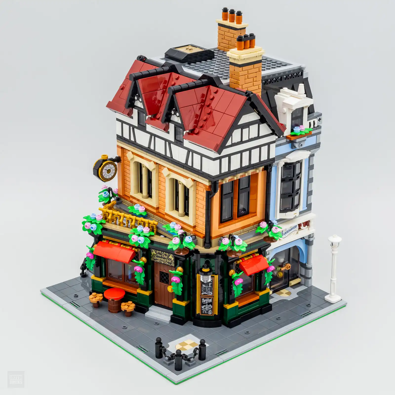 2025 New Expert 10350 Tudor Corner Model Moc Modular Houses Building Blocks Street Views Architecture Toy for Kids Adult Gifts