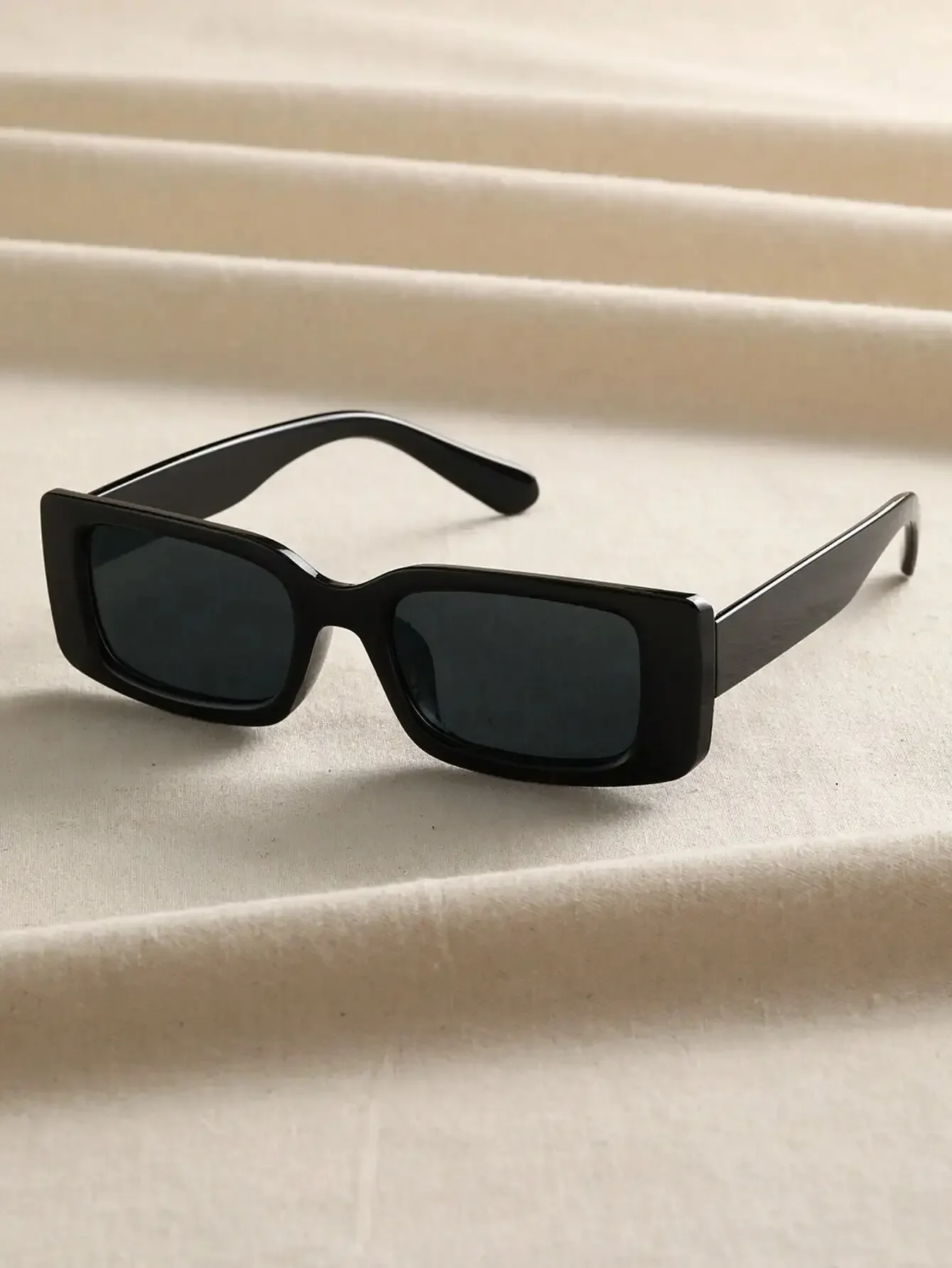 1 PCs Unisex Black Plastic Square Fashion Sunglasses Beach Play And Daily Photography Glasses