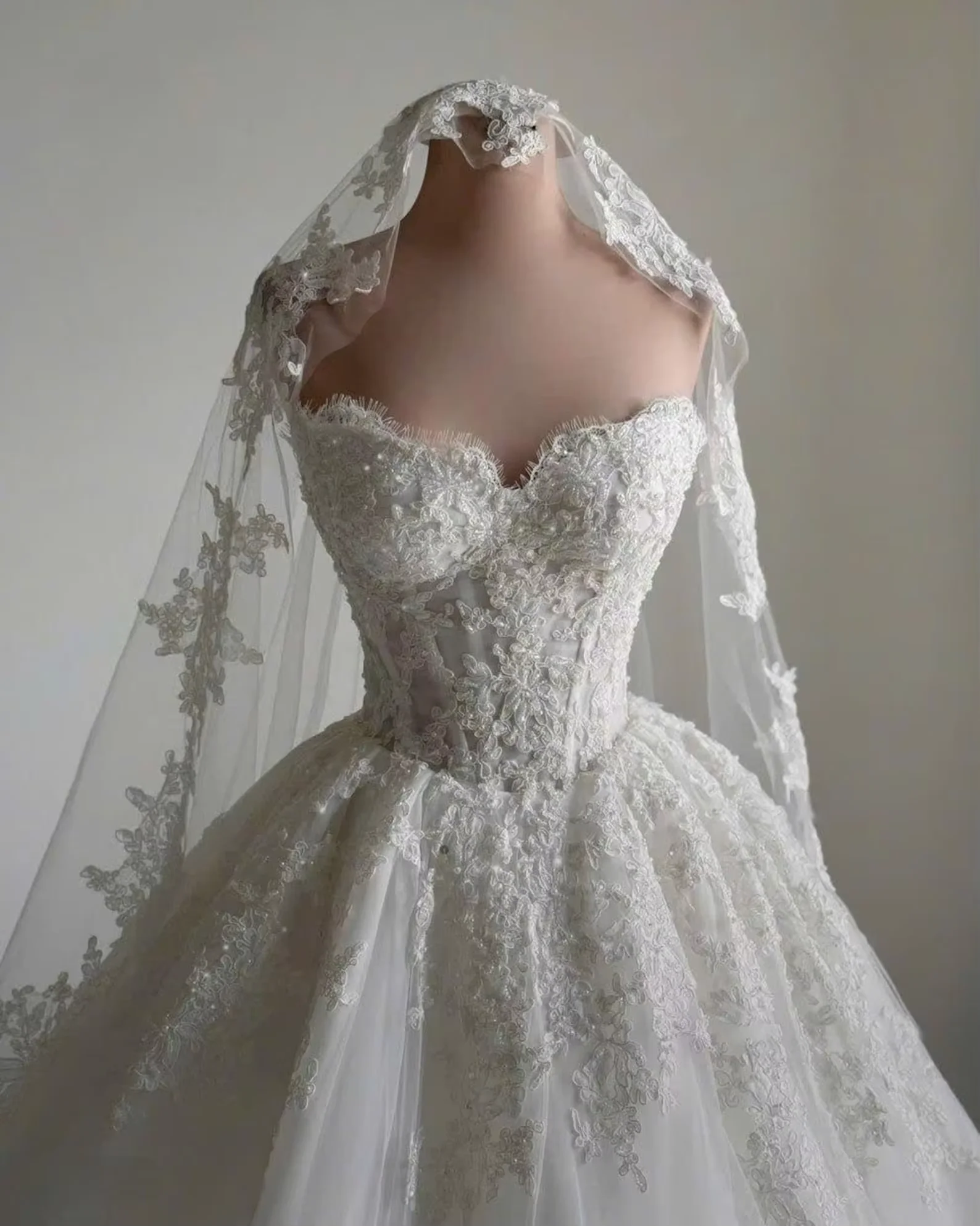 Sweetheart Ball Gown Wedding Dress For Women Lace Appliques Chapel Train Bridal Gown Custom Size Corset Back Wedding Party Dress