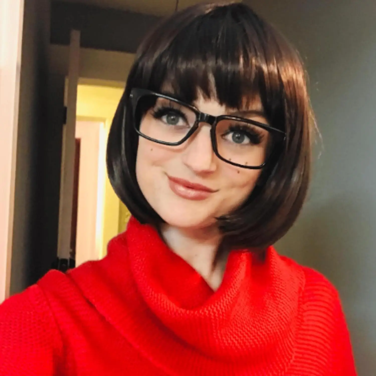 

Velma Wig Short Brown Bob Wig for Women Cosplay Flapper Wig with Bangs Cartoon Detective Look Halloween Costume