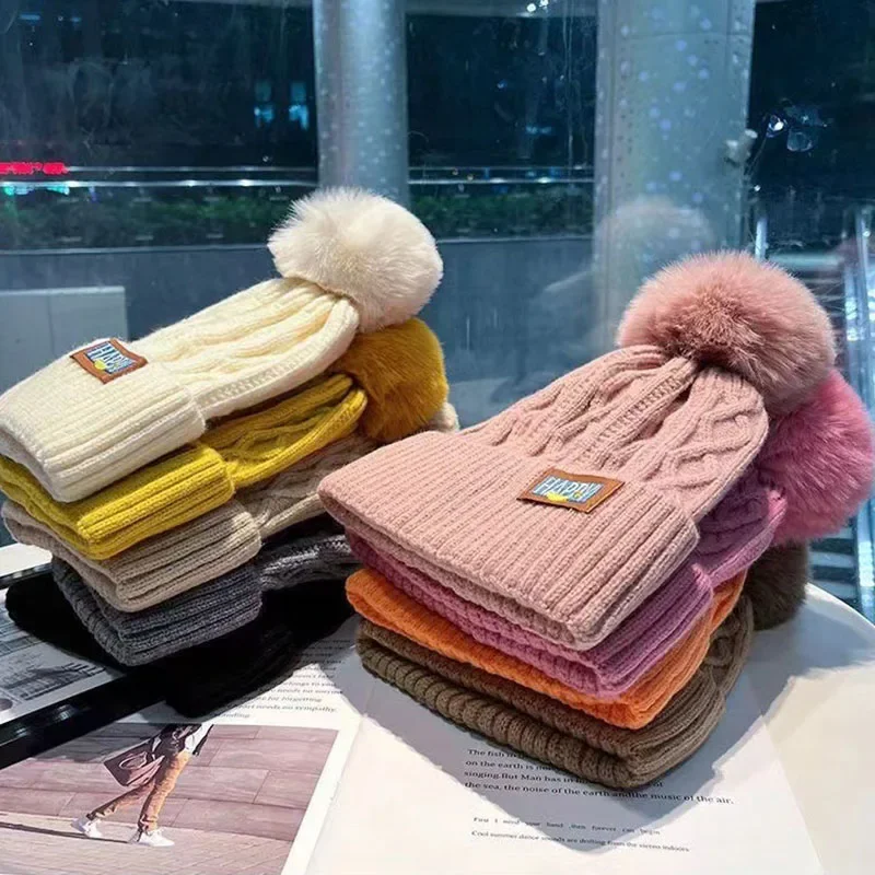Berretti di moda caldi invernali Cappelli lavorati a maglia per le donne Ragazze Palla di pelliccia sintetica Berretti di lana Skullies Ricamo Cappello foderato in pile a prova di freddo