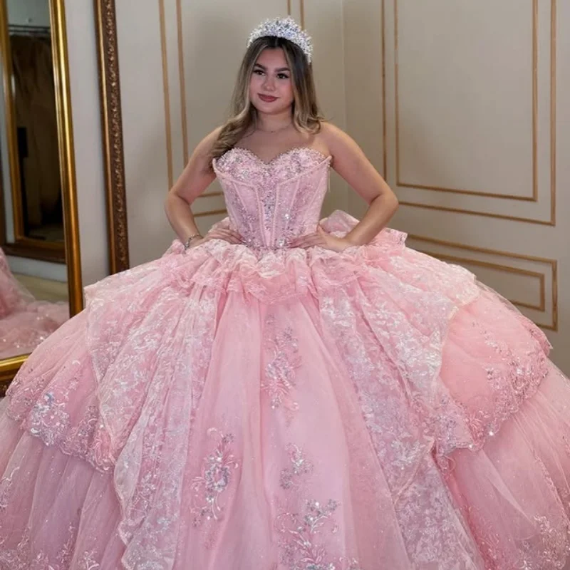 

Блестящие розовые платья Quinceanera по индивидуальному заказу с открытыми плечами, блестящая наклейка с кристаллами, кружевное многослойное платье с длинным хвостом, Vestido 15, Quinceanera