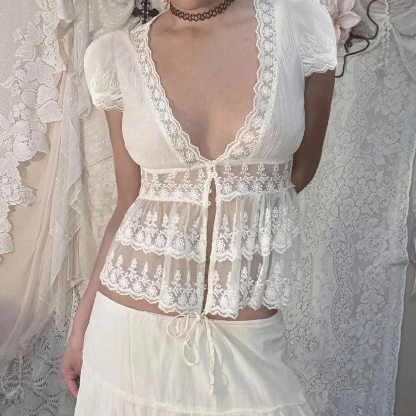 SUCHCUTE Vintage Fairycore weißes Spitzen-Oberteil, durchsichtig, Damen, V-Ausschnitt, kurze Puffärmel, Knopfleiste, Rüschensaum, Y2K Crop Top, schick – Detail 15