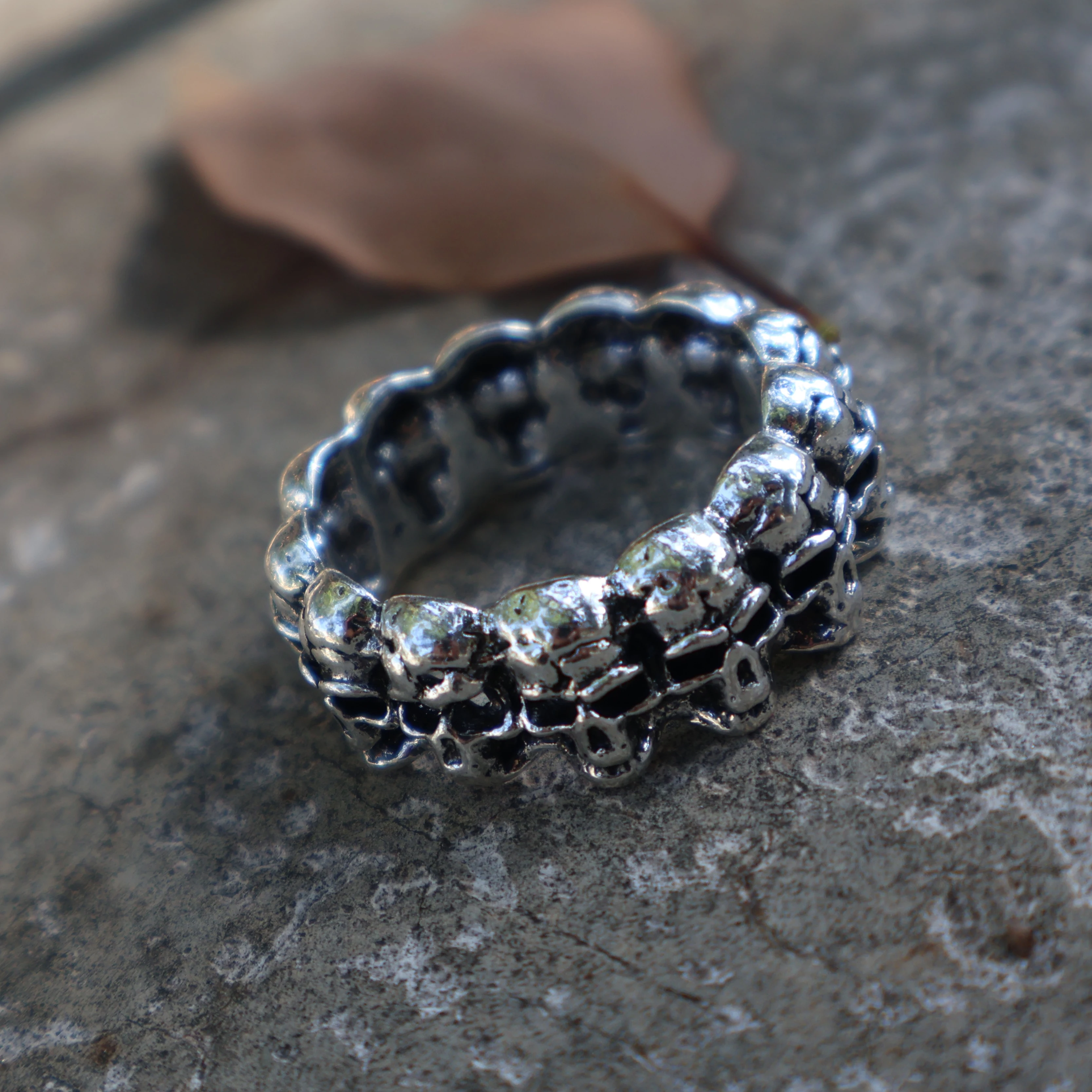 

Domineering skull head retro ghost head men's ring