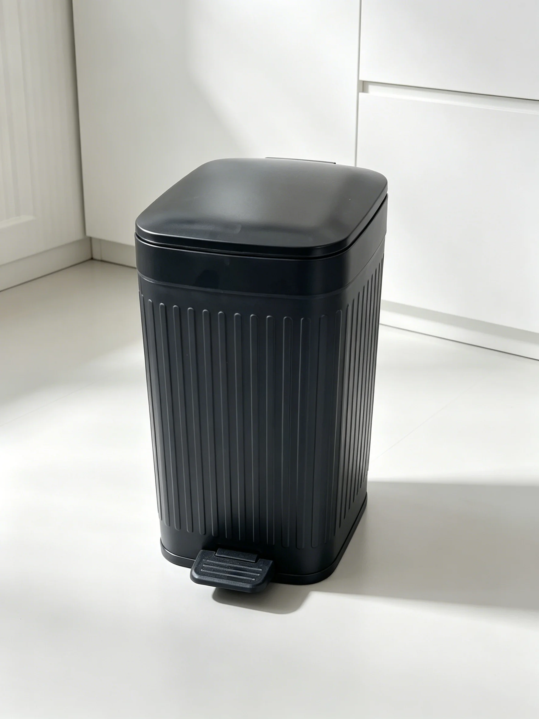 Foot Pedal Textured Trash Can, Odor Proof Waterproof Large Capacity with Lid