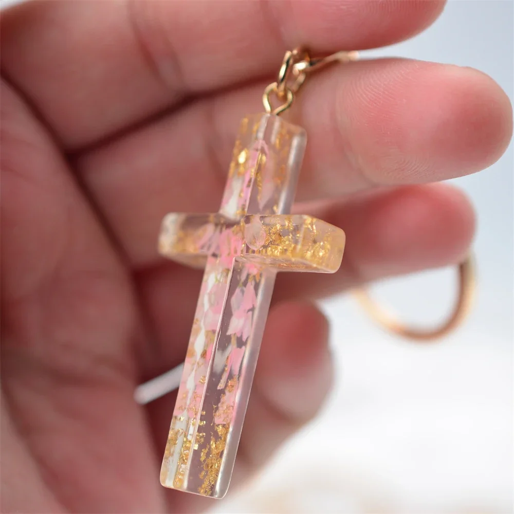 Exquisite Dried Flower Filled Cross Key Chain Fashion Resin Keyrings Bag Ornamant Car Motorcycle Trinket Christian Souvenir Gift