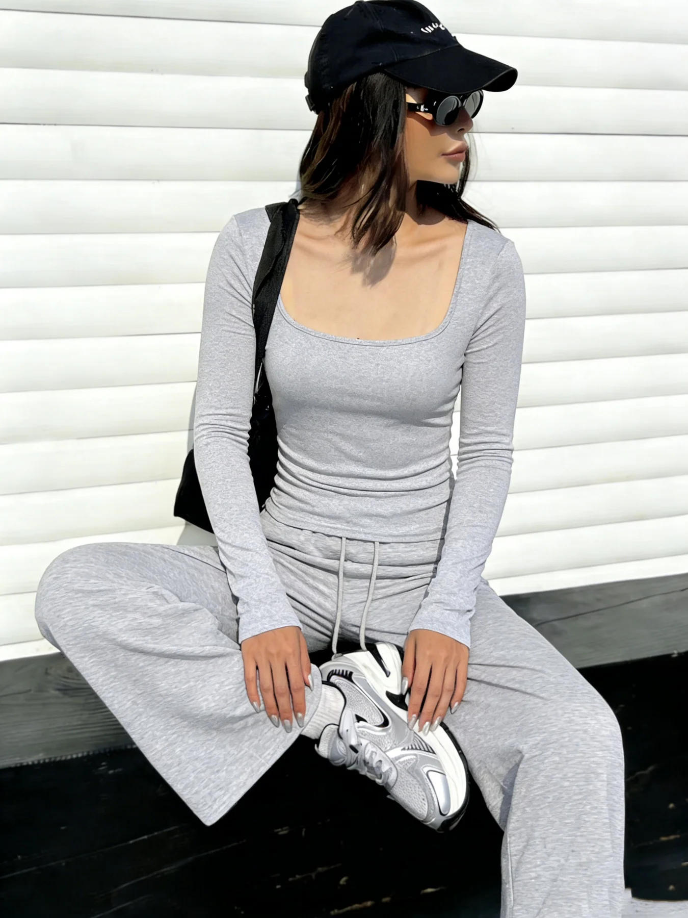 

Ladies' fashionable, laid-back, and casual two-piece set, a sweet and cool relaxed style that is currently trendy