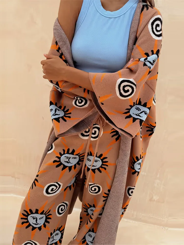 

Женский плюшевый комплект с элегантным узором и принтом, новый осенне-зимний повседневный свободный комплект из 3 предметов, модные топы с круглым вырезом, длинные брюки и кардиган, костюм