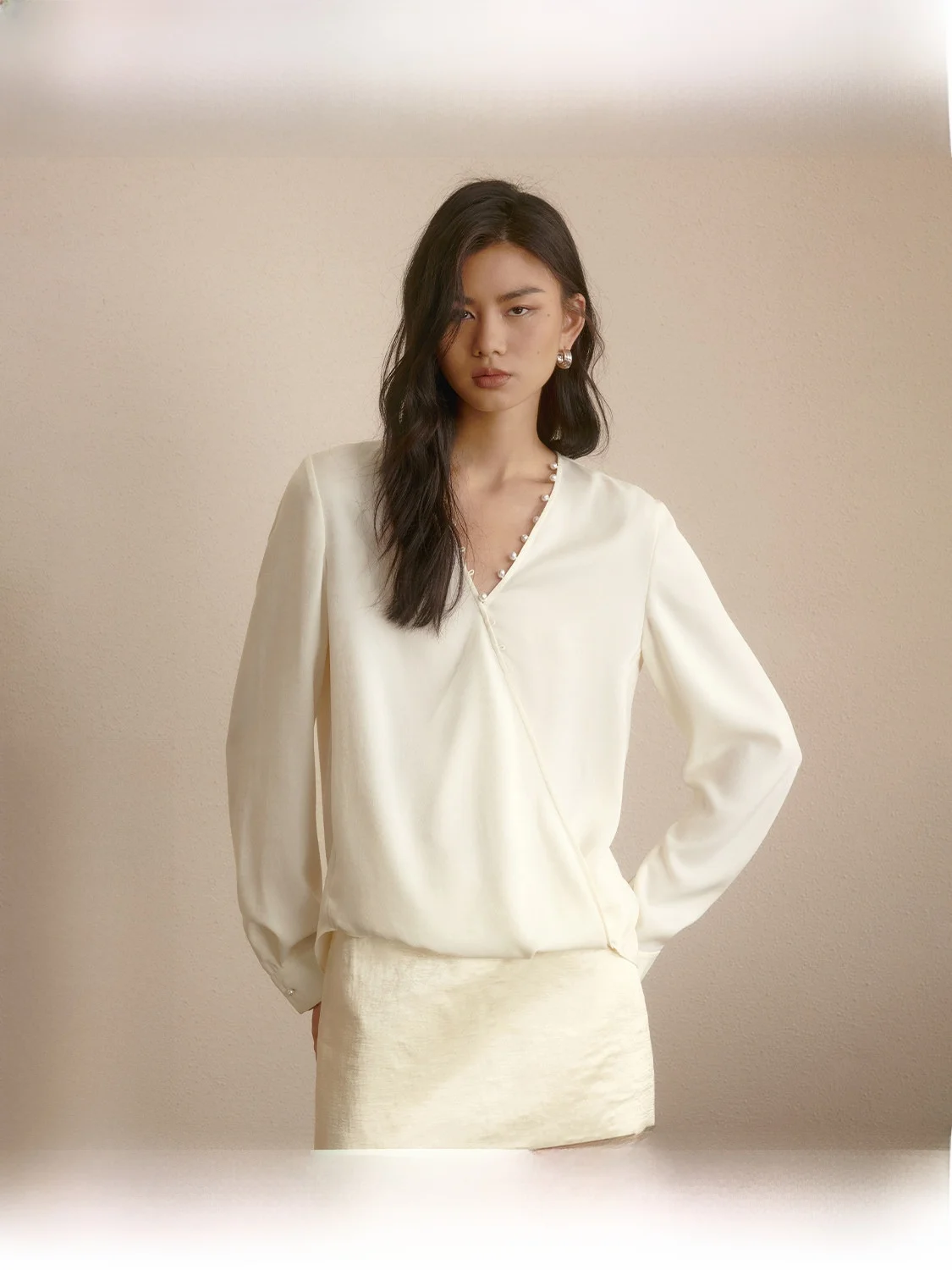 

Женская свободная рубашка Bla Plum Velvet с V-образным вырезом и длинными рукавами, стандартный крой, однотонная, осенняя, модная, повседневная, деловая, офисная одежда