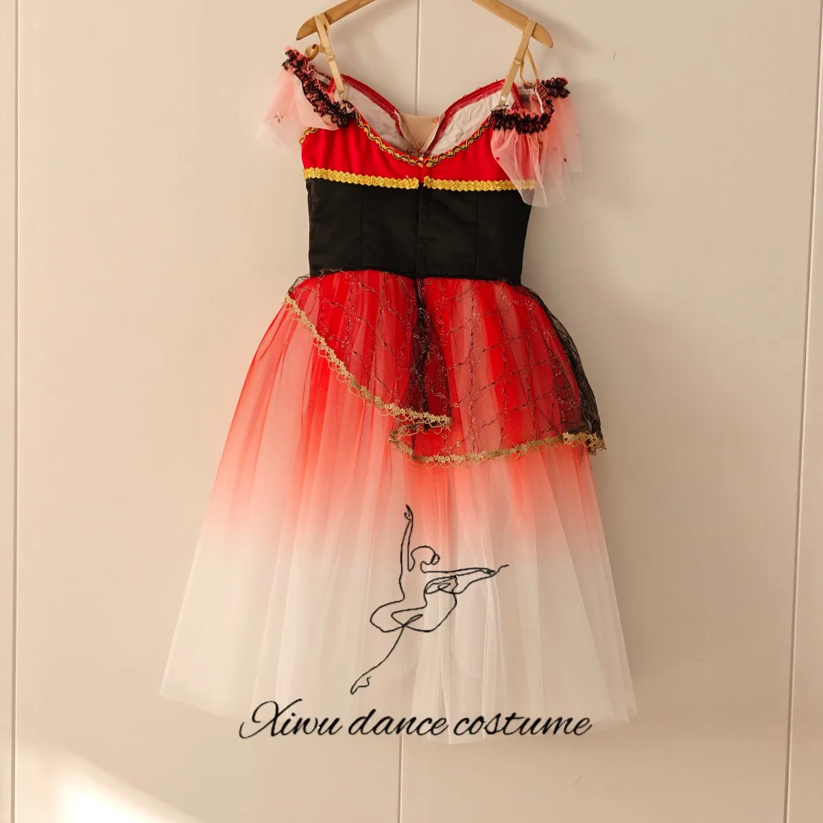   Vestido de actuación de ballet con bloques de color rojo, negro y dorado