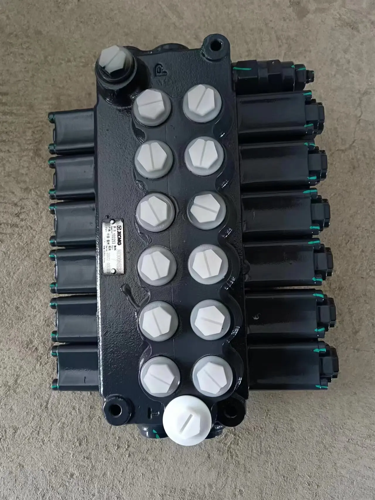 On-board crane six-way group hydraulic stone coal manual multi-way reversing valve original control distributor