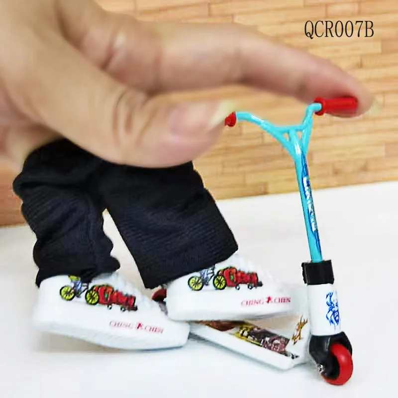 Mini scooter giocattolo giocattoli divertenti esercizio abilità pratiche giocattoli per feste regalo di compleanno per bambini decorazioni per il desktop modello di skateboard