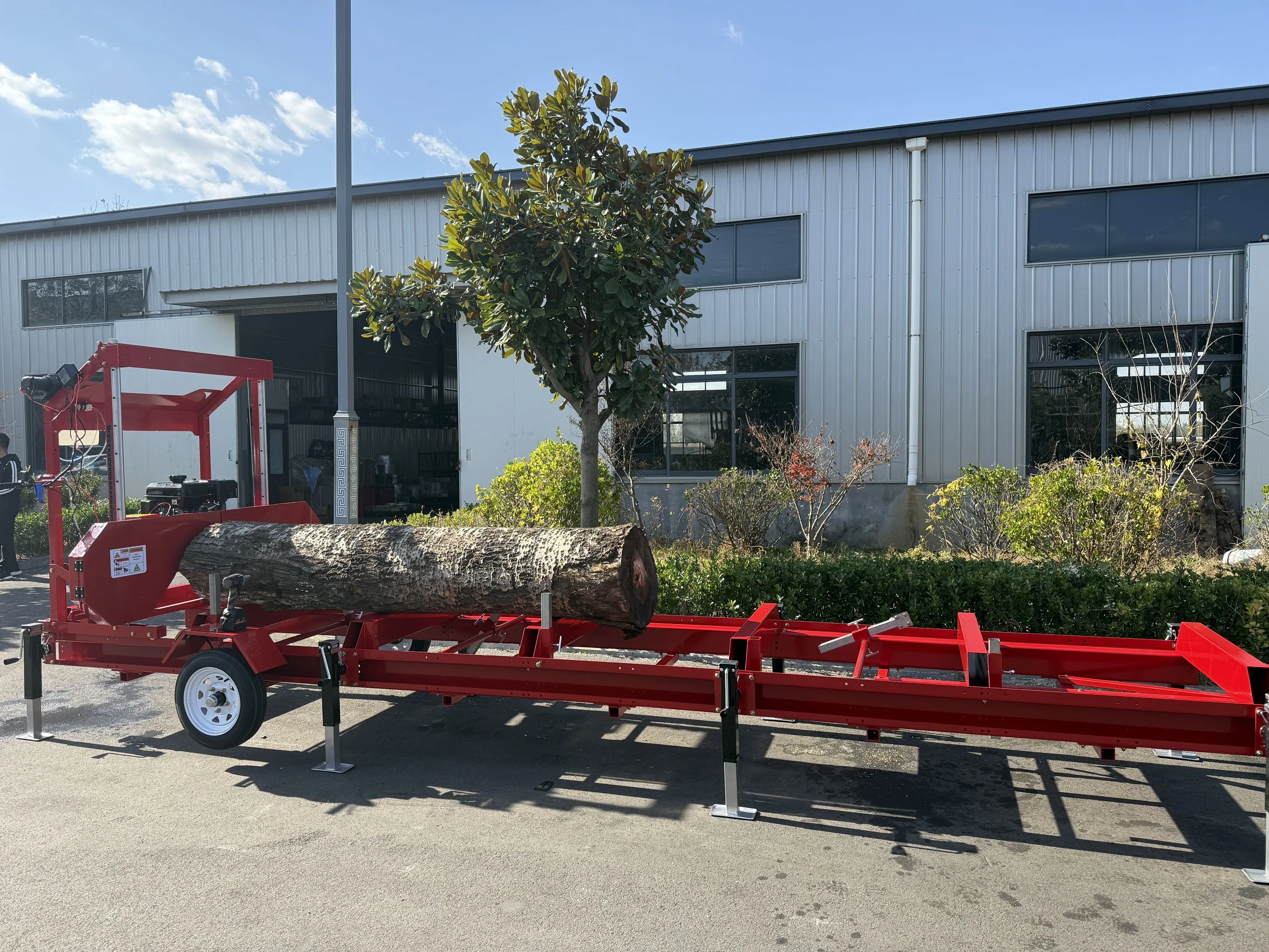 مطحنة نقالة محمولة مقاس 32 بوصة، محرك غاز 420 سي سي، سجل أقصى 32 بوصة، سكة حديد 19.7 قدم، مقطورة وإطارات - مثالية للاستخدام المنزلي، سهلة الصيانة - سفينة CA